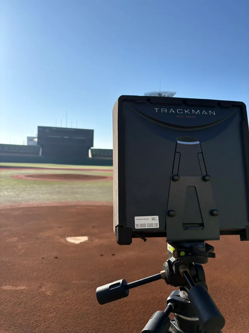 三脚に載せたTrackManとマウンドを見た構図